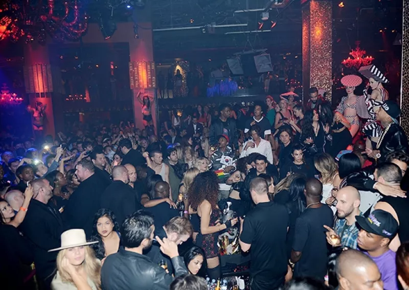 No paran los festejos para la socialité, que ahora viajó junto con su familia y su prometido a una gran celebración en la ciudad por su reciente cumpleaños y propuesta de matrimonio.