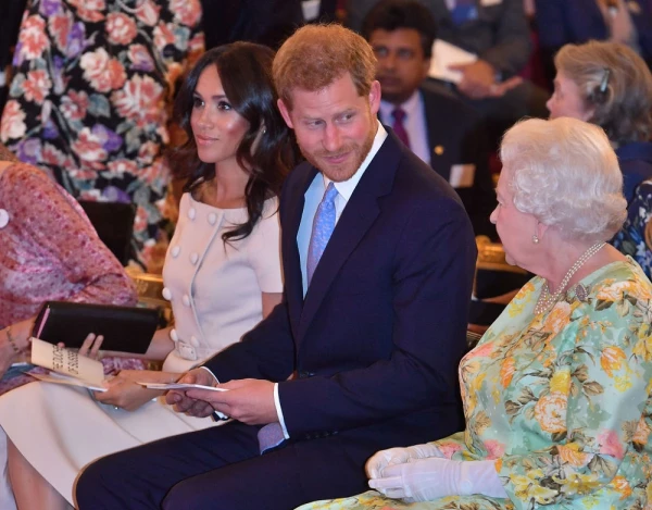 La Reina Isabel II toma una decisión drástica sobre Meghan y Harry Meghan Markle, príncipe Harry y la reina Isabel II