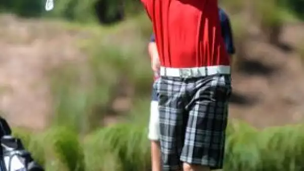 El cantante fue el encargado de dar el primer golpe en la apertura de su remozado y ambientalista campo de golf.