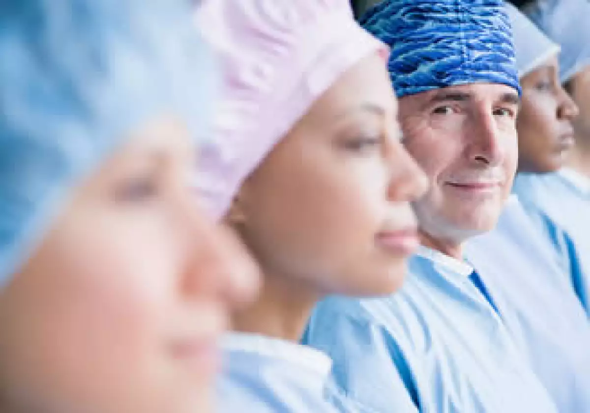 Para los médicos es esencial continuar estudiando y lograr una especialización, aconsejan los expertos. (Foto: Jupiter Images)
