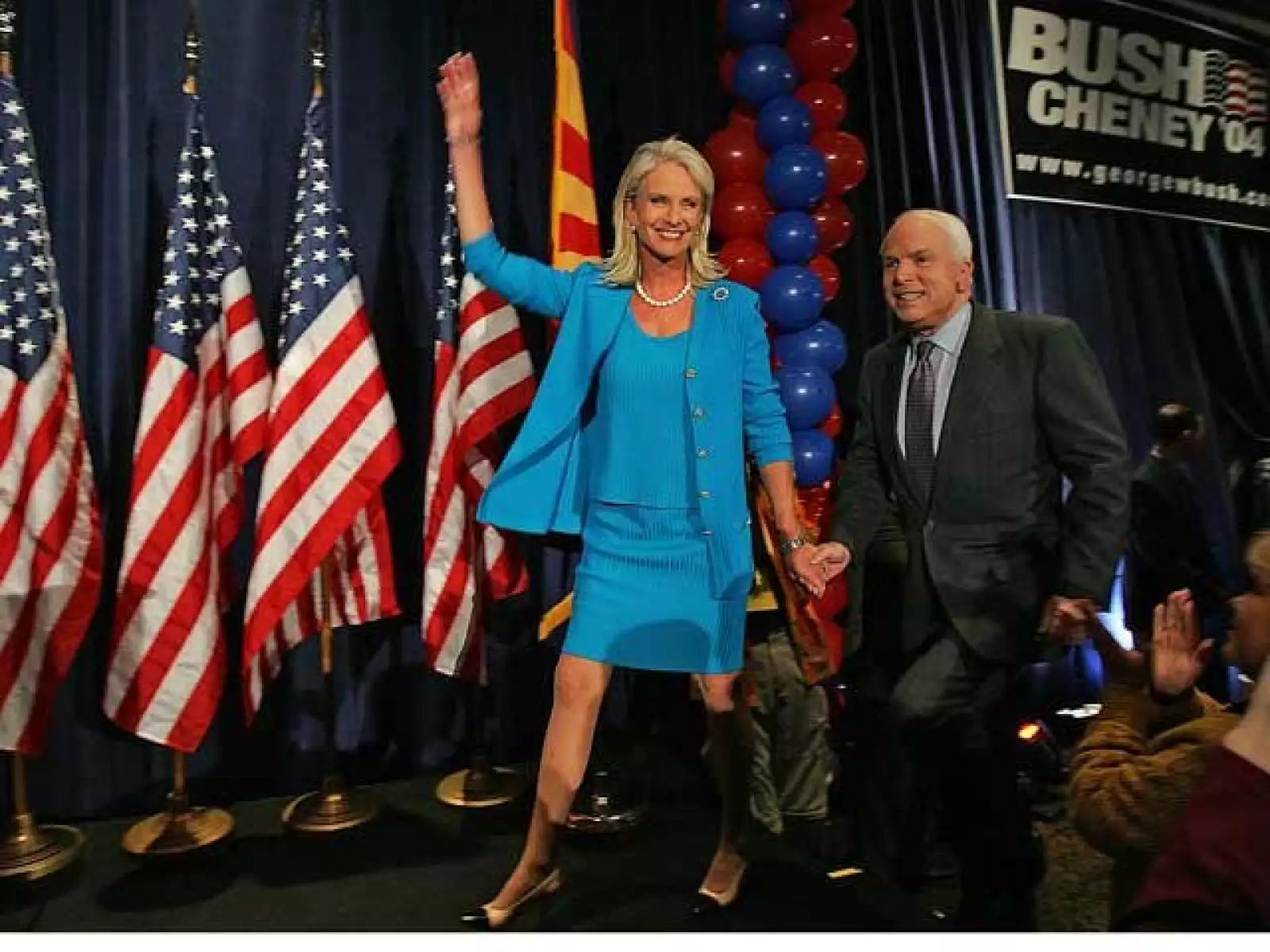 Los conjuntos de falda y saco en colores vivos forman parte de su guardarropa.