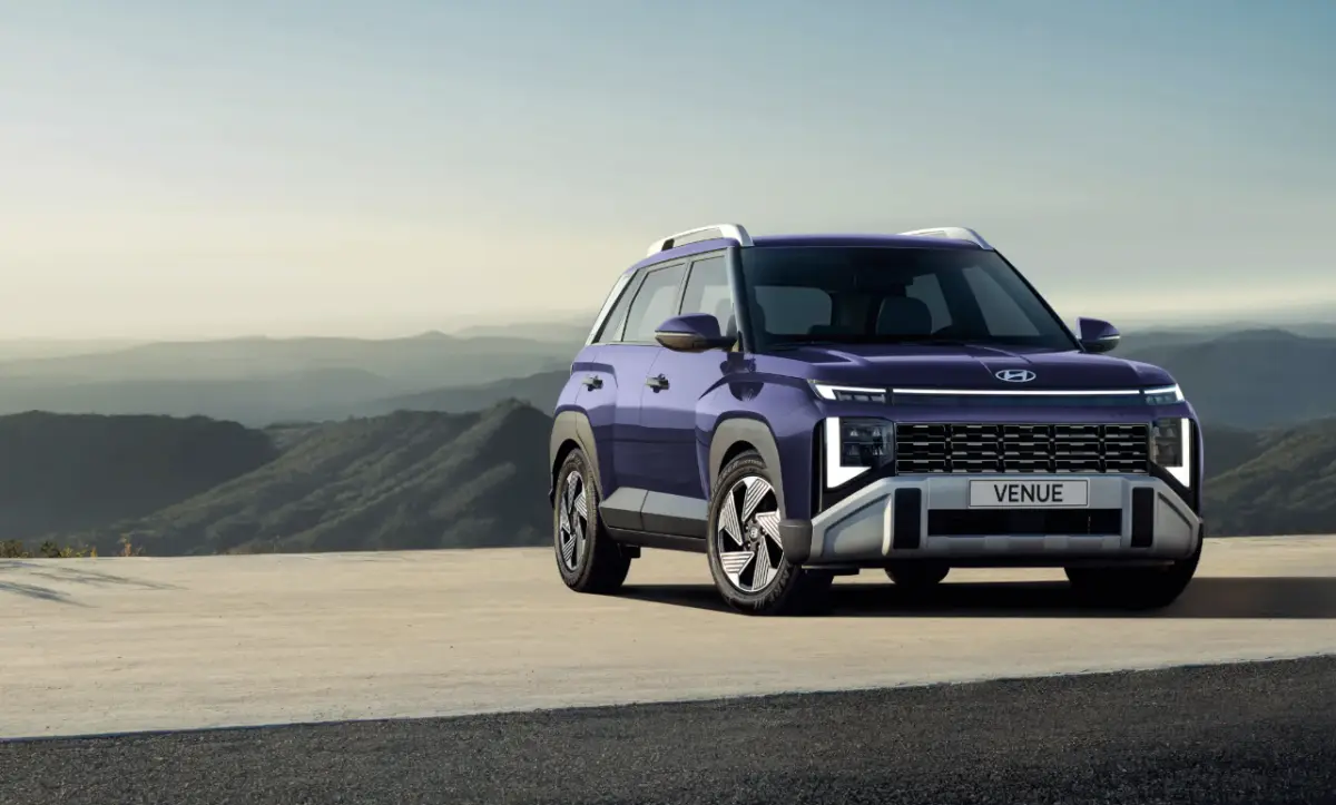 El nuevo Hyundai Venue en color morado sobre una plataforma de concreto y detrás un fondo montañoso.