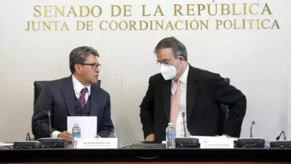 Ricardo Monreal y Marcelo Ebrard en el Senado.