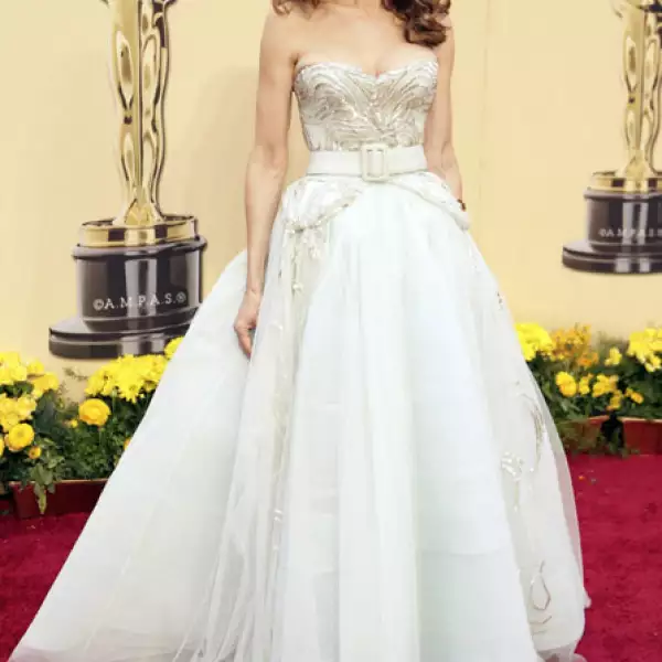 La actriz es conocida por su buen gusto para vestir y en la entrega de los premios Oscar 2008 eligió este vestido con brocado en el talle y falda de gasa de Christian Dior.