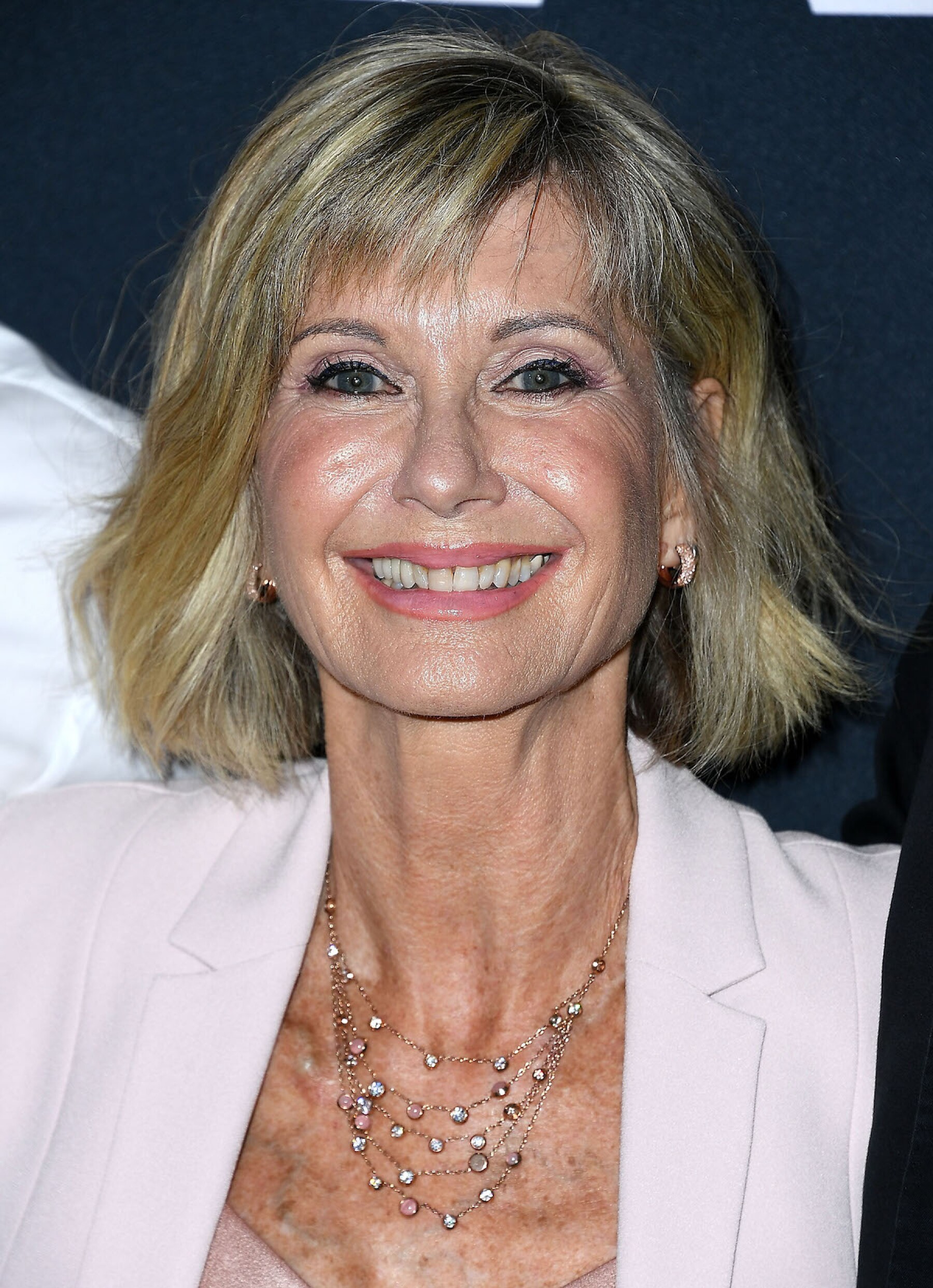 Olivia Newton-John es condecorada por la reina Isabel II