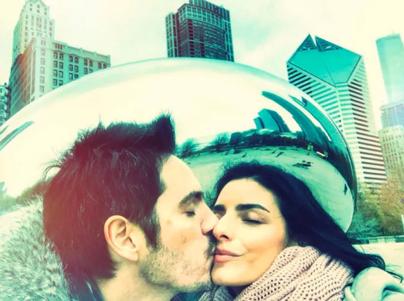 La pareja no puede estar más enamorada, y es que después de anunciar su compromiso disfrutan de sus viajes, incluso si es de trabajo.