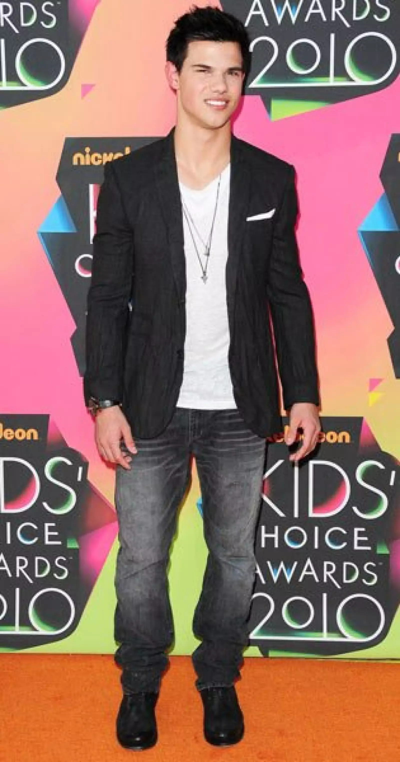 Muy juvenil y guapo llegó Taylor Lautner a los Kids Choice Awards 2010.