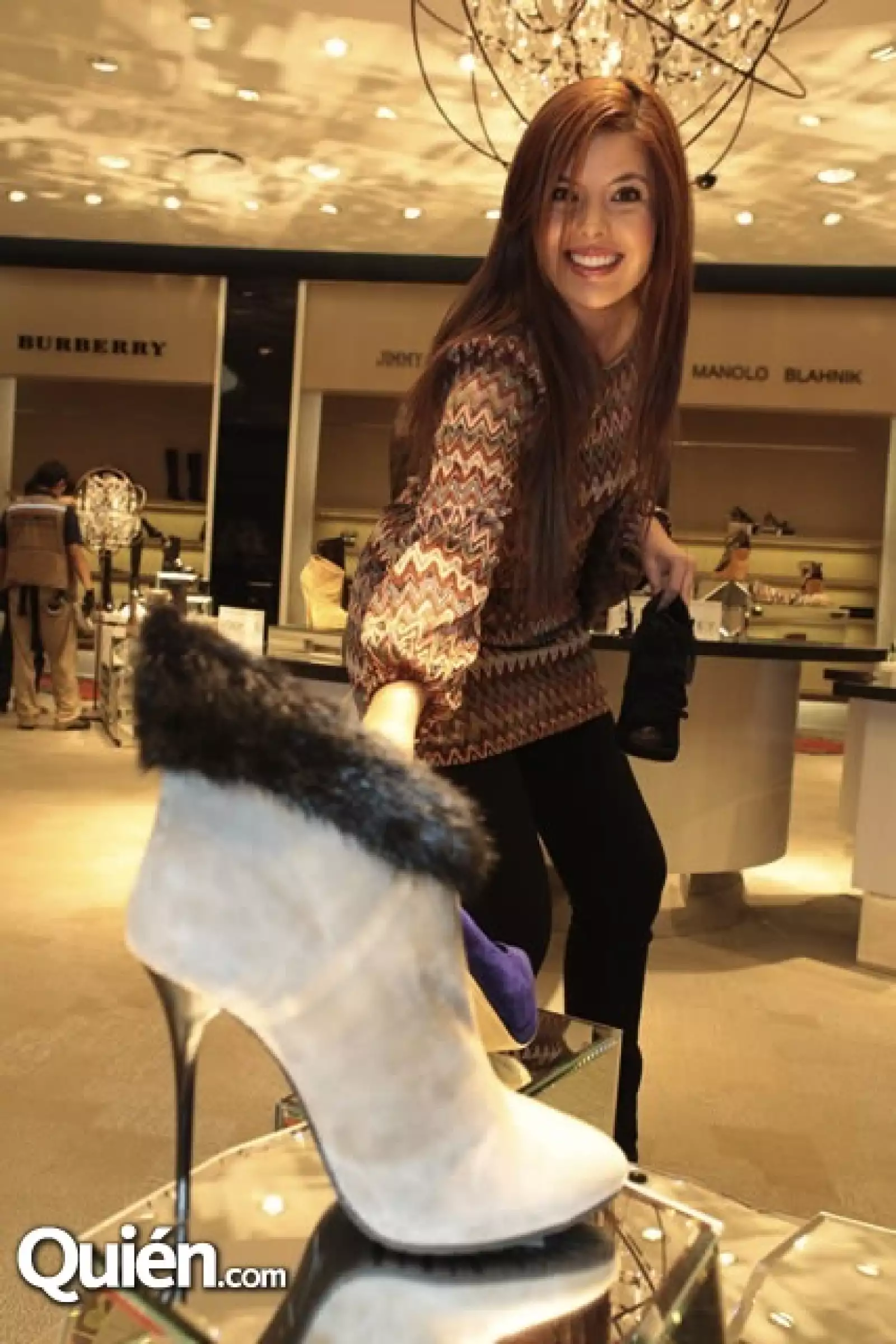 Angie Taddei y Daniela Anahuati recorren `El Palacio de Hierro´ Interlomas.