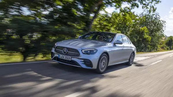 Mercedes-Benz E 350e circulando en una carretera