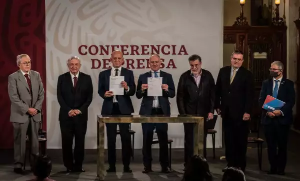 Andrés Manuel López Obrador, presidente de México, acompañado de Jorge Alcocer Varela, secretario de Salud; Cristian Morales fuhrimann, representante de OPS/OMS en México; Fernando Cotrim Barbieri, representante de UNOPS; Juan Antonio Ferrer Aguilar,