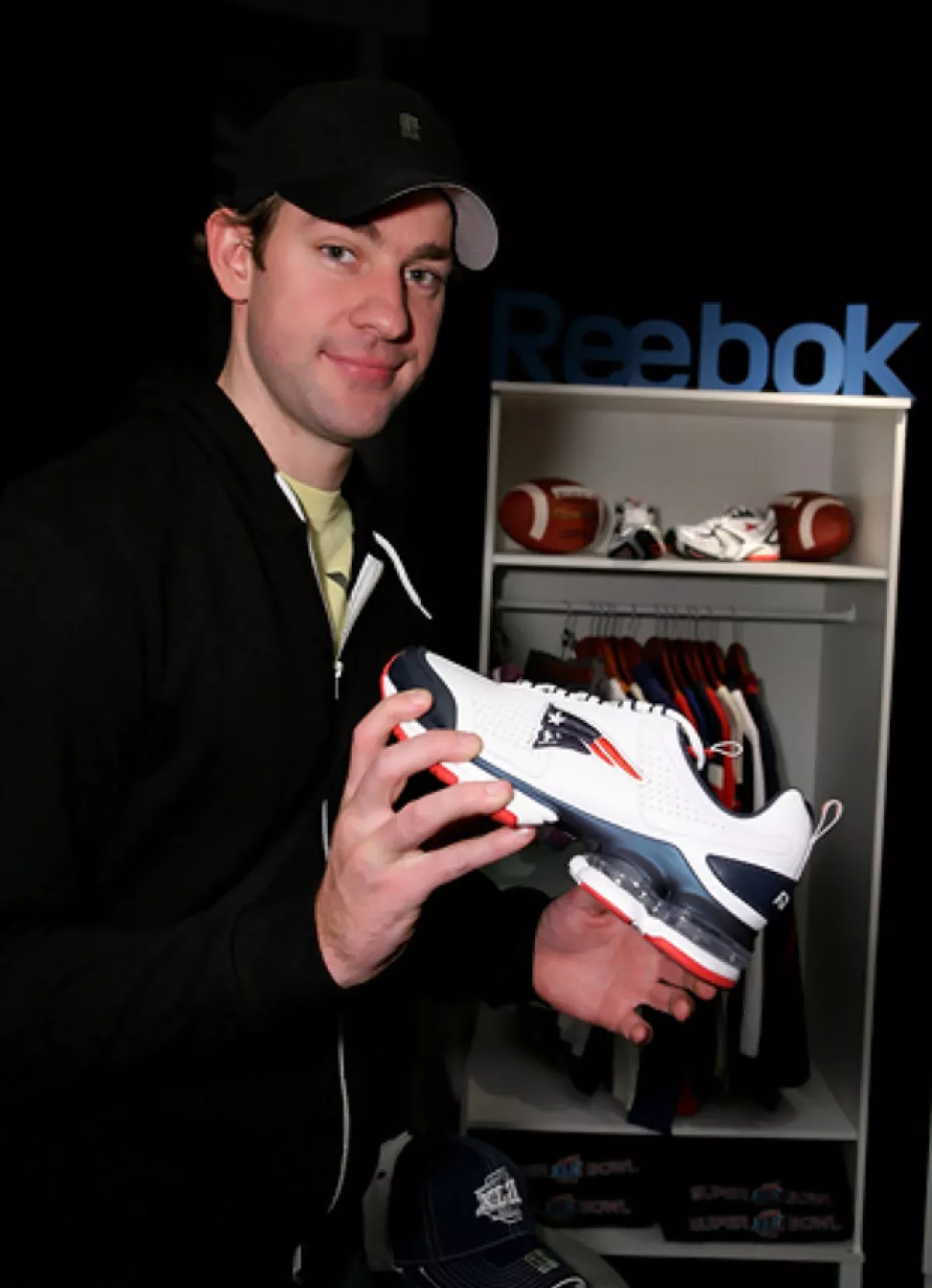 John Krasinski además de ser apasionado espectador de besibol, lo es de futbol americano. Apoyará a Patriots este fin de semana.