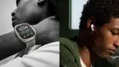 De un lado de la fotografía, una persona utiliza el nuevo Apple Watch Ultra 4 y, del otro lado, otra persona utiliza los nuevos AirPods 5.