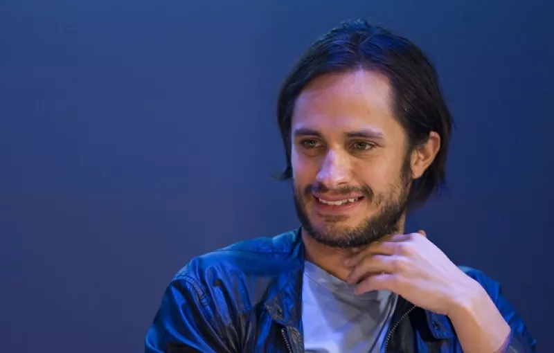 El actor mexicano, quien ha logrado sobresalir a nivel internacional, cumple hoy 33 años de vida. Recordemos algunos datos importantes de su vida personal y laboral.