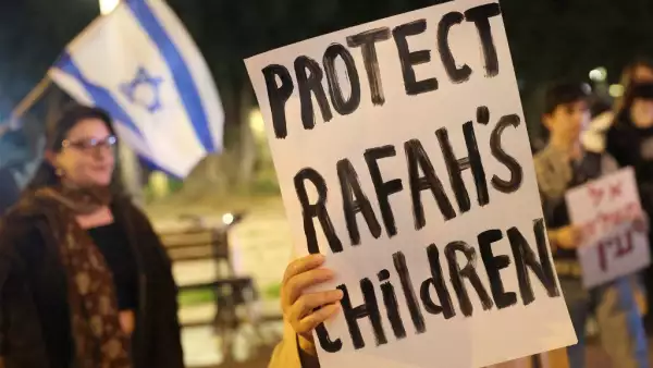 Los manifestantes se reúnen con carteles durante una protesta de activistas de izquierda israelíes contra la guerra en la Franja de Gaza y la operación terrestre planificada en Rafah, frente a la base militar de Kirya que alberga el Ministerio de Defensa en Tel Aviv el 13 de febrero de 2024 en medio del conflicto en curso. en Gaza entre Israel y el grupo militante palestino.