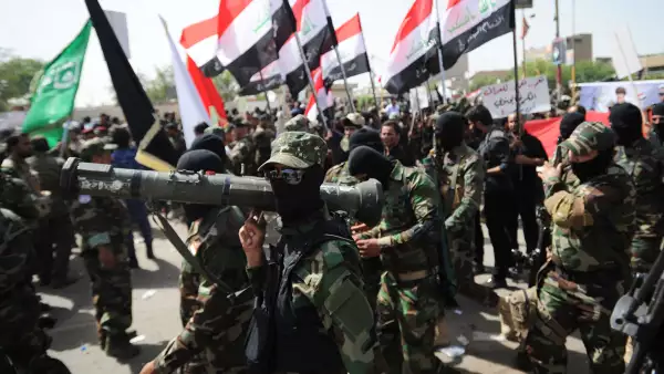 Soldados chiitas de Iraq se reúnen antes de combatir a militantes de ISIS en territorio iraquí.