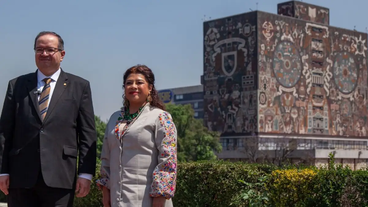 El rector de la UNAM Leonardo Lomelí y la jefa de Gobierno de la CDMX, Clara Brugada, y de fondo la Biblioteca Central. 
