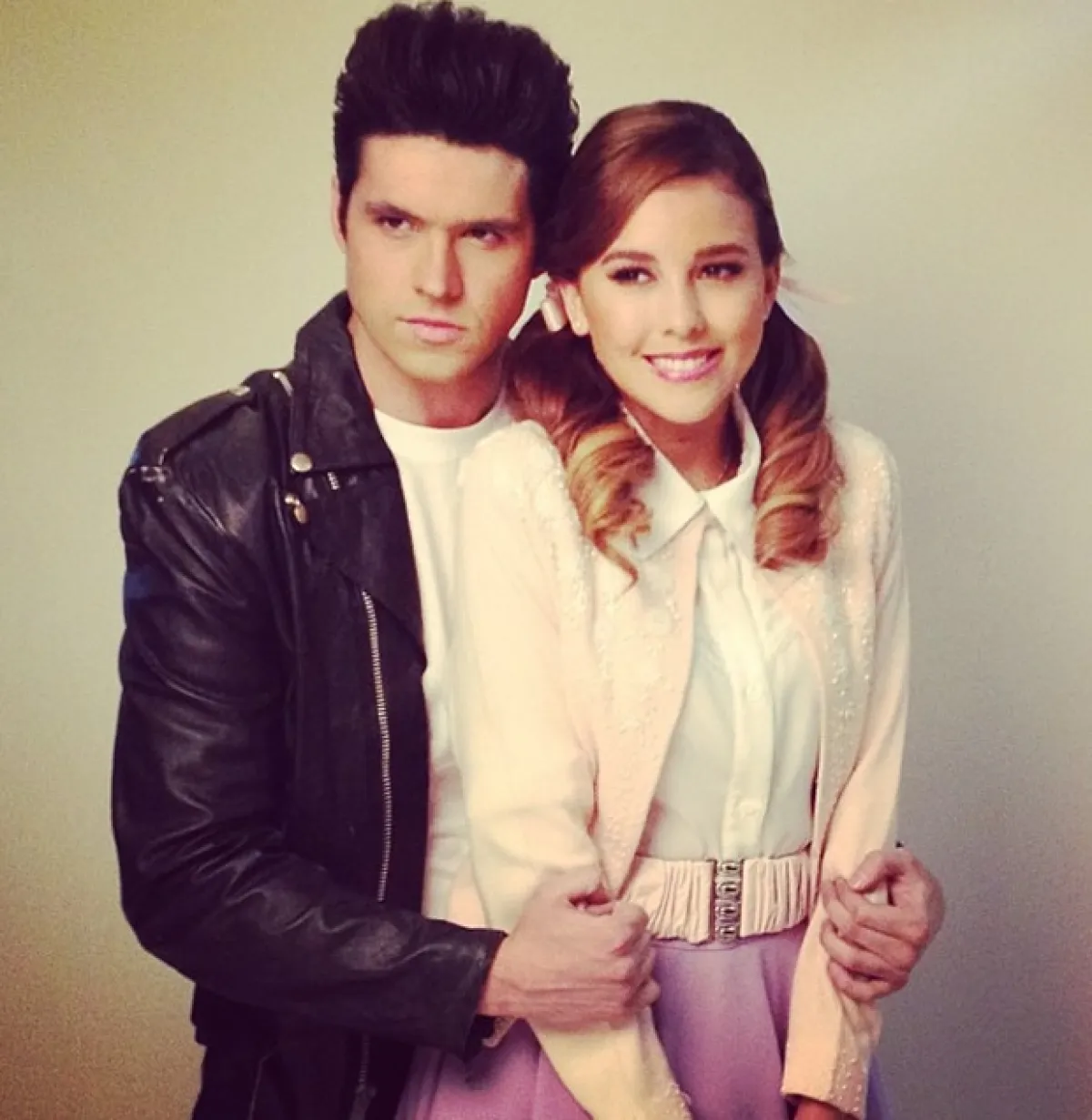 Eleazar y Paulina caracterizados de Danny y Sandy.
