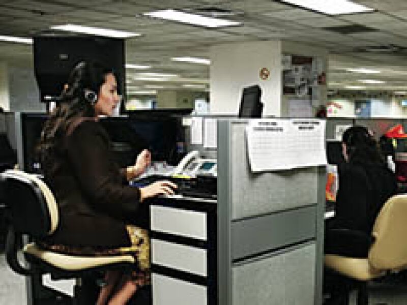Tres telefonistas atienden los comentarios y señalamientos de empleados de Scotiabank. Las quejas luego son atendidas por un ombudsman interno. (Foto: Especial)