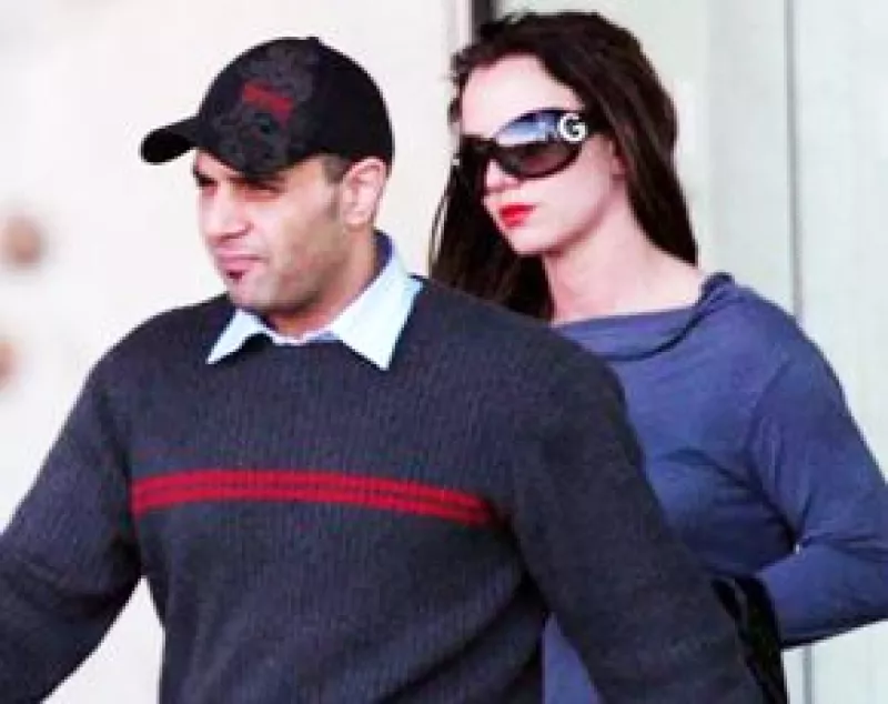 El también amigo de la cantante, Osama "Sam" Lutfi, presentó este martes una queja ante el Tribunal Superior de Los Ángeles contra la familia alegando calumnia y difamación.