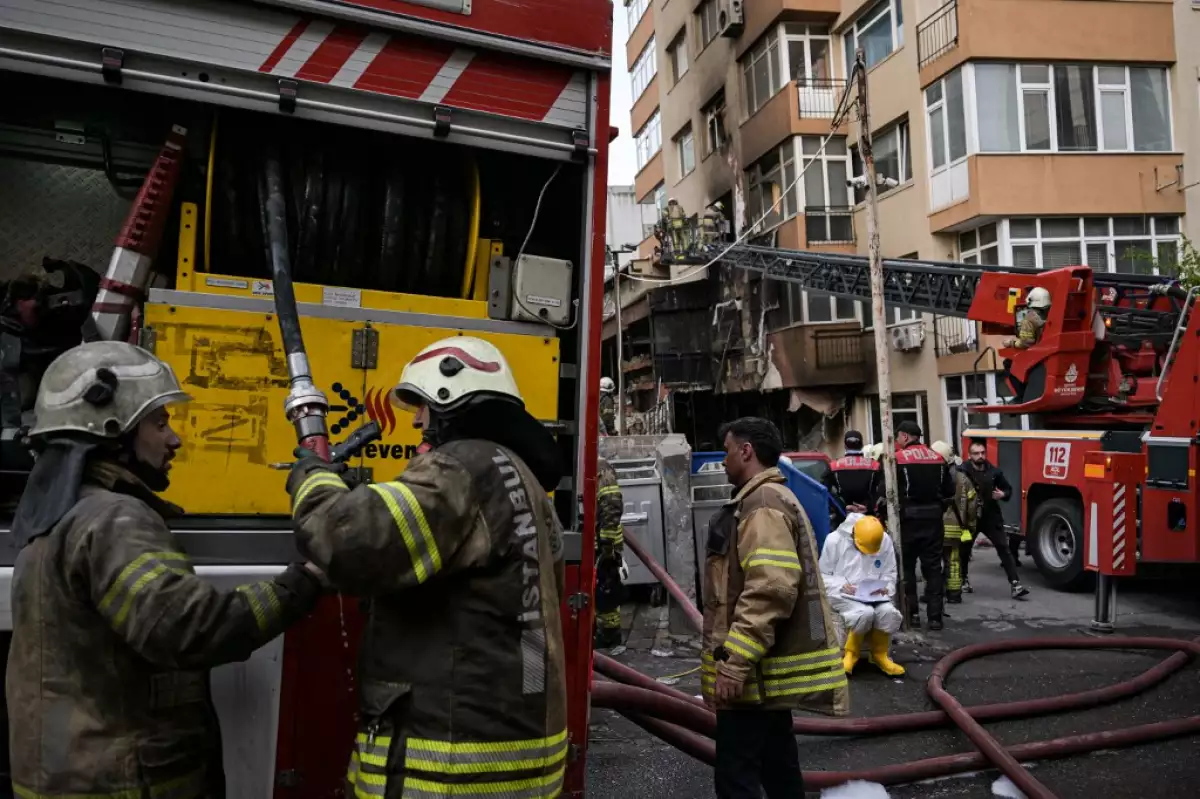 Los bomberos utilizan mangueras contra incendios en el lugar de un incendio en un edificio residencial en Estambul el 2 de abril de 2024.