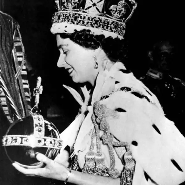 La corona incluye varias joyas famosas: la cruz superior con una piedra llamada St. Edwards Sapphire, es un zafiro tomado del anillo de Eduardo el `Confesor´, el denominado `Rubí negro del Príncipe´ está incrustado en el cuerpo de la cruz, los famosos `Cullinan II´ o `Lesser Star of Africa´ se encuentran en el frente. Mientras que la parte trasera contiene 104 quilates del `Stuart Sapphire´. La pieza también tiene las perlas de la Reina Isabel.