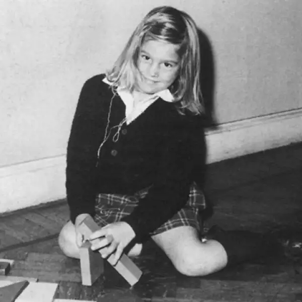 Sus padres la mandaron a las escuelas más caras de Argentina. Aquí con su uniforme del colegio Northlands.