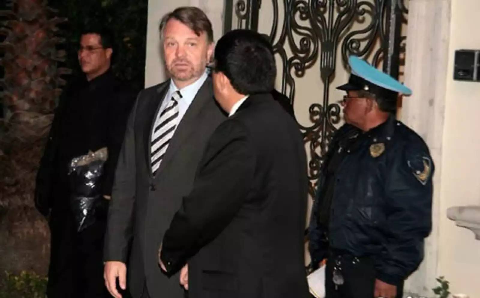 El exsecretario de relaciones exteriores, Jorge Castañeda, acompañó a la familia Saba en el funeral.