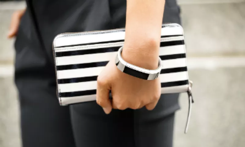 Los brazaletes pueden ir desde piel de alta calidad con hermoso grano natural, hasta plata pulida a mano. (Foto: FitBit )