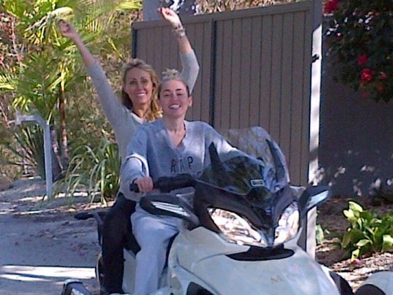 Miley disfrutando su nuevo regalo en compañía de su mamá.