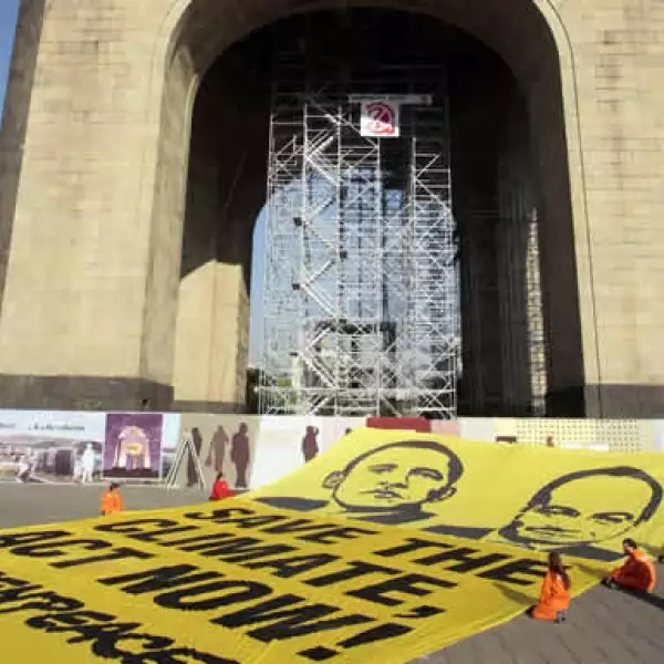 Uno 20 integrantes de Greenpeace México intentaron colocar una manta en el Monumento a la Revolución con la leyenda "Save the climate, act now" (Salven el clima, actúen ahora).
