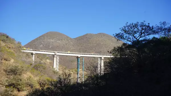 ¿Cómo la 'carretera imposible' Oaxaca-Puerto Escondido reduce viajes de seis horas a tres?