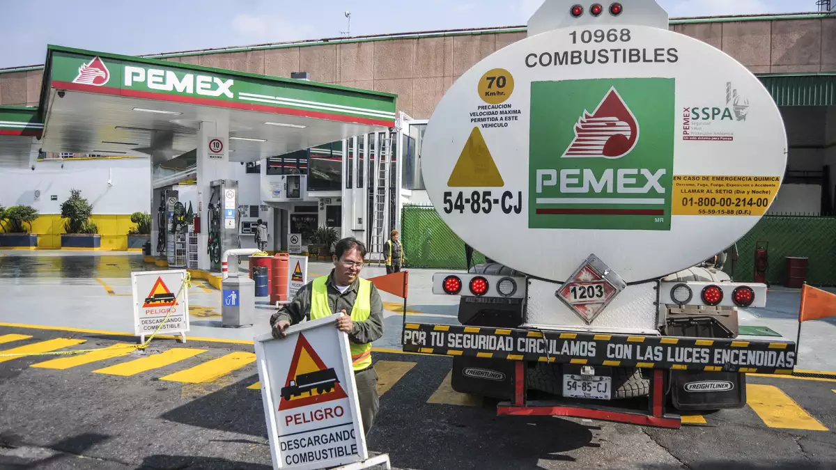 En 2013 la CFC multó a Pemex con 653 mdp por atar la venta de gasolina a la contratación de sus transportes. (Foto: Especial)