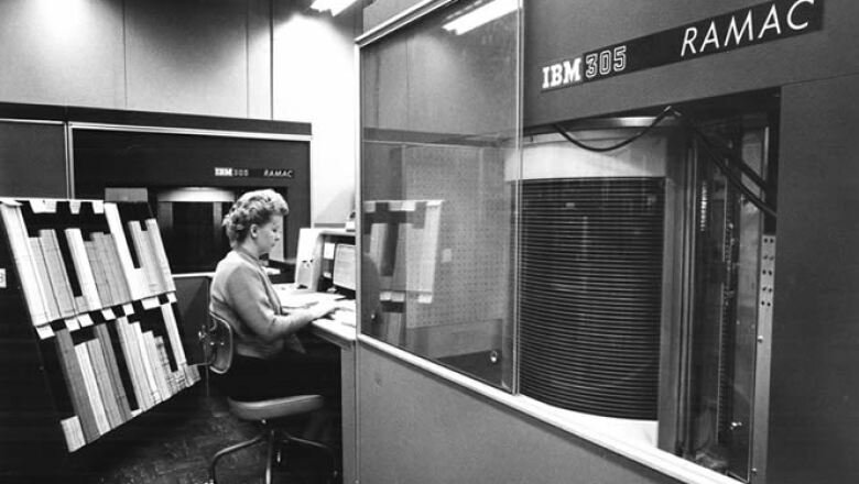 IBM creó el centro de almacenaje RAMAC (Random Access Method of Accounting and Control), que contenía el primer disco duro del mundo. Tenía una capacidad de 10 megabits y pesaba más de 10 toneladas.