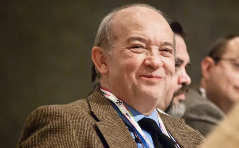 Justo por eso recibió el Premio Iberoamericano de Poesía Ramón López Velarde, y es Asiain quien escribe de él pues su fascinación va más allá de leer su columna en el Universal.