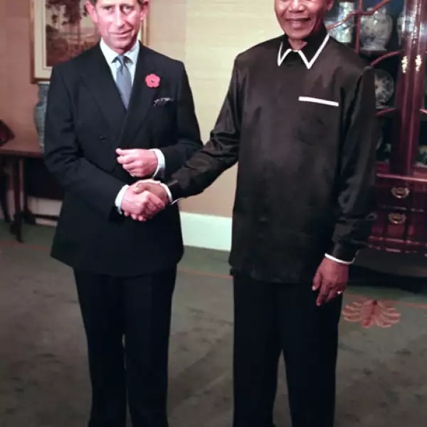 El príncipe Carlos de Inglaterra conoció a Mandela durante su visita oficial a Sudáfrica en 1990.