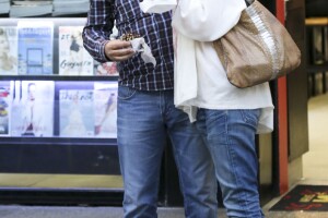 Una vez que fueron sorprendidos por una cámara, Sharon le dio un cariñoso beso a su esposo, mismo que el fotógrafo no desaprovechó.