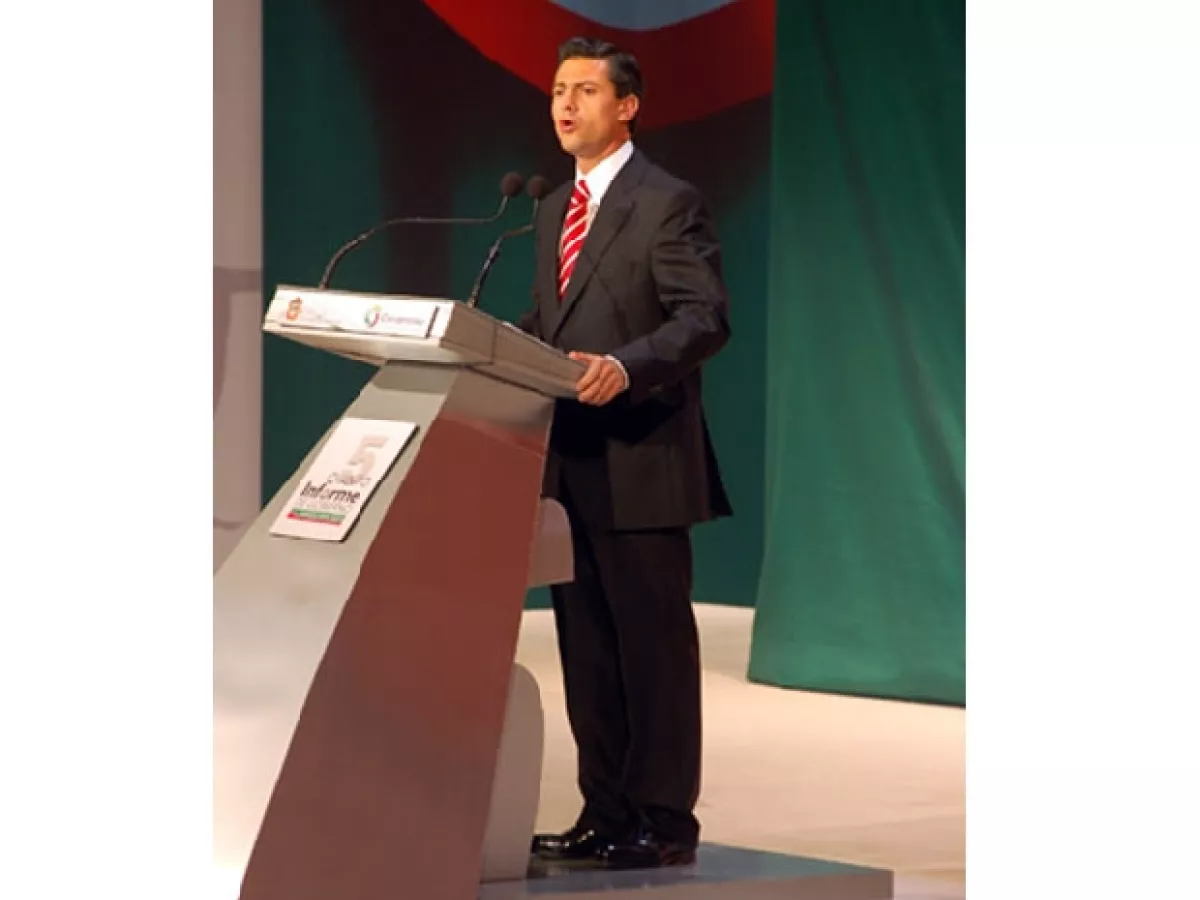 Enrique Peña Nieto agradeció la presencia de su prometida, quien se encontraba en primera fila.