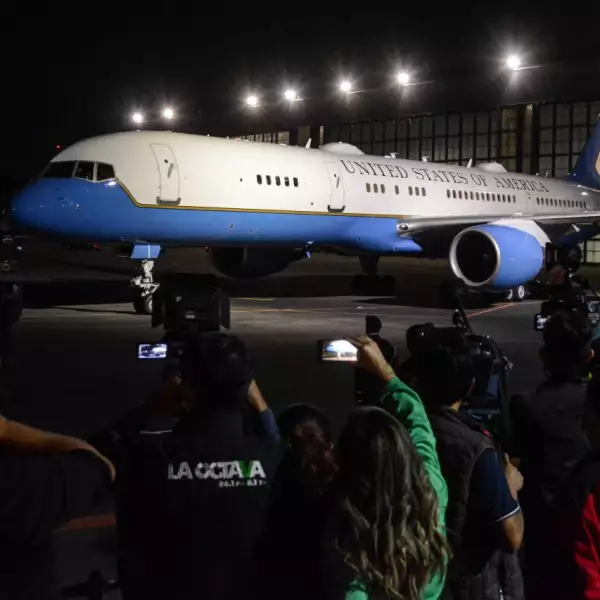 Kamala Harris, aterrizó este lunes en México 
