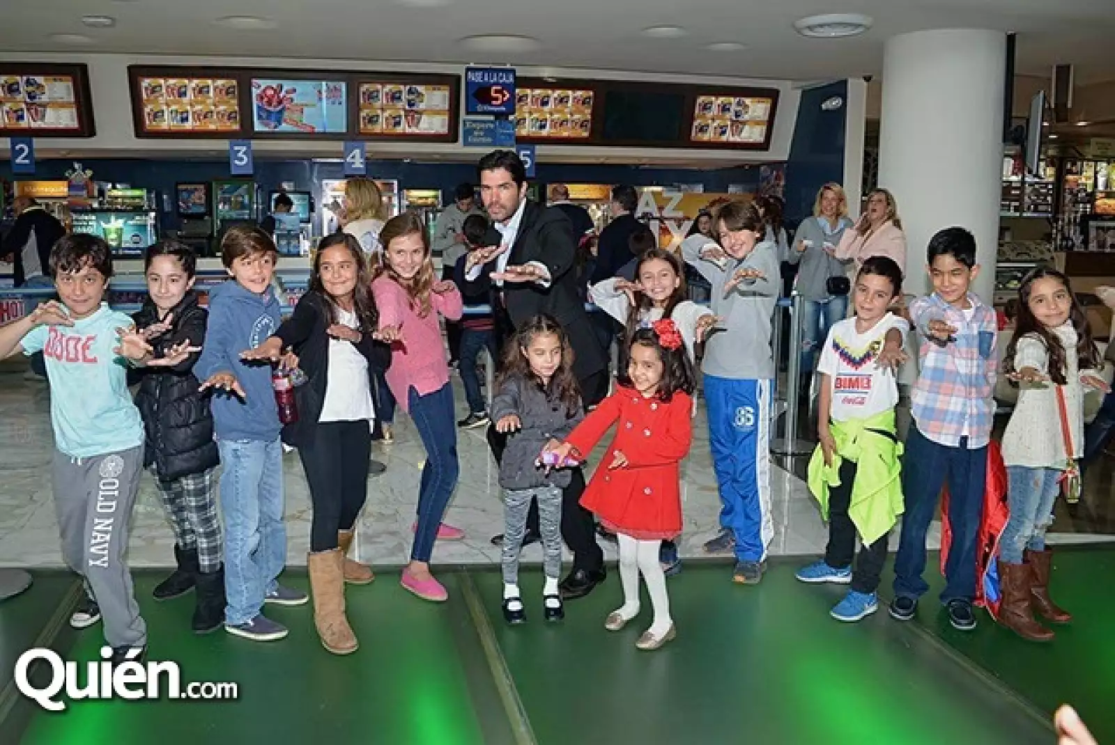 Eduardo Verástegui y niños asistentes a la función.