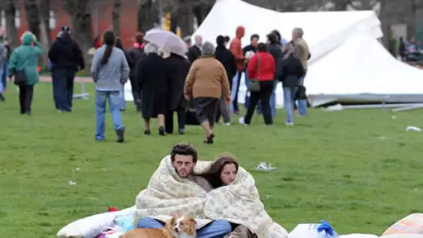 Miles de personas se refugiaron en sus vehículos o en tiendas de campaña ante el temor de posibles réplicas.