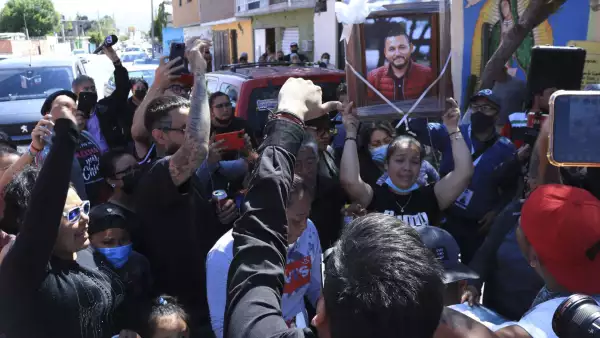 Familiares y amigos dieron el último adiós a Pedro César Carrizales, "El Mijis", exdiputado y activista, quien se encontraba desaparecido desde hace por lo menos un mes y que autoridades informaron que habría falleció presuntamente en un accidente automovilístico en el estado de Tamaulipas.
