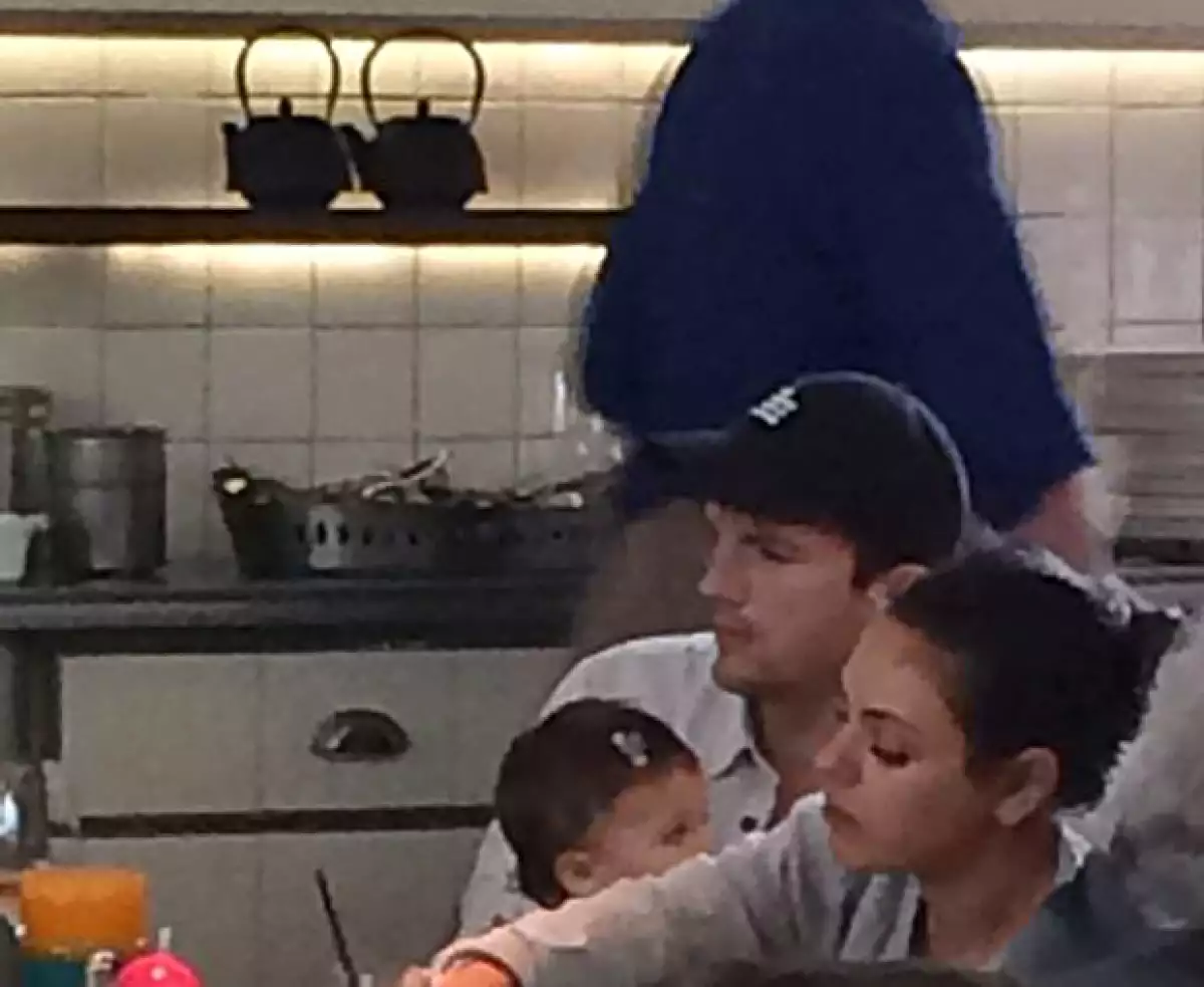 Los recién casados han hecho distintas paradas en restaurantes, en donde Wyatt ha hecho de las suyas pero ambos se muestran muy pacientes con su bebé de nueve meses.