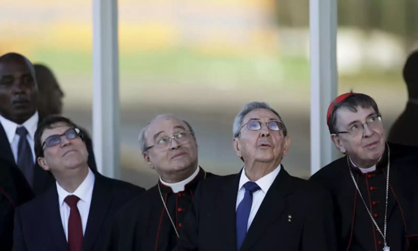 De izquierda a derecha; el ministro de asuntos exteriores Bruno Rodríguez, el cardenal de Cuba Jaime Ortega y el presidente cubano Raúl Castro