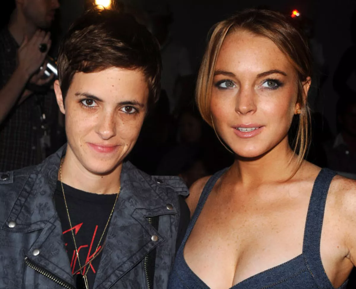 Lindsay Lohan y Samantha Ronson. Fue justo cuando comenzó su relación con la DJ que comenzaron los problemas de drogas y alcohol más graves para la actriz. Además dicen que tuvieron muchos conflictos por celos y se peleaban constantemente.