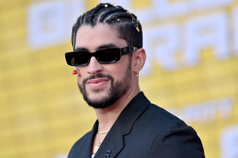 ¿Bad Bunny cancelado? El cantante arroja el celular de una fan y habla sobre lo que pasó