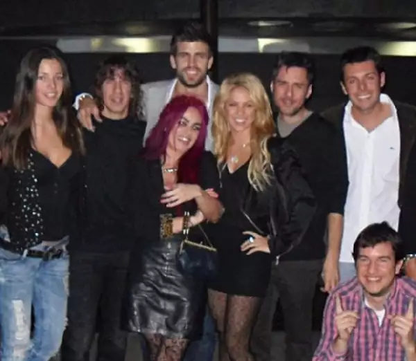 Gerard Piqué difundió la foto donde aparece Shakira y un grupo de amigos de ambos.