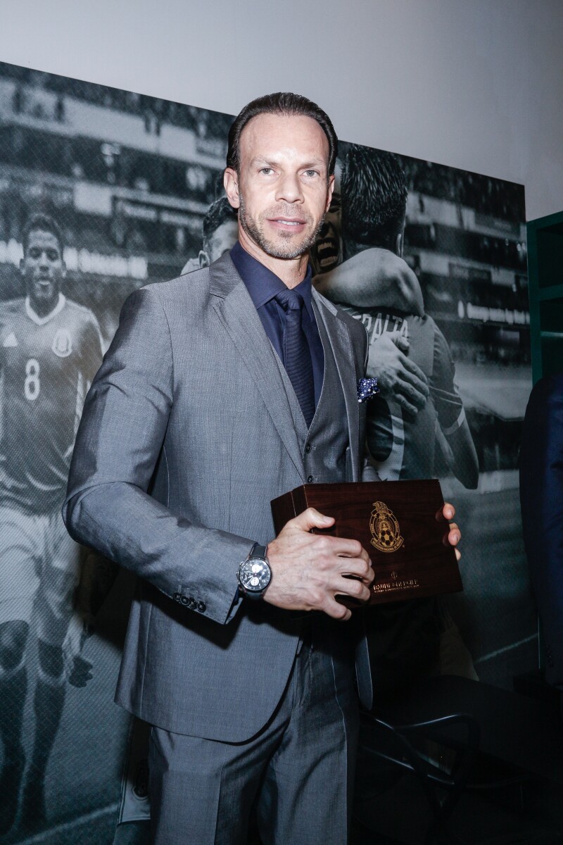 Luis Roberto Alves "Zague" presentó el reloj en el SIAR