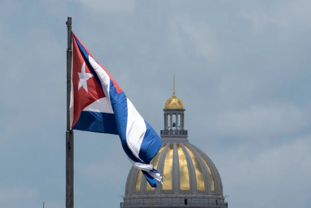 La bandera cubana ondea a lo largo del Malecón en La Habana, con el Capitolio visto en el fondo, el 18 de junio de 2026.
