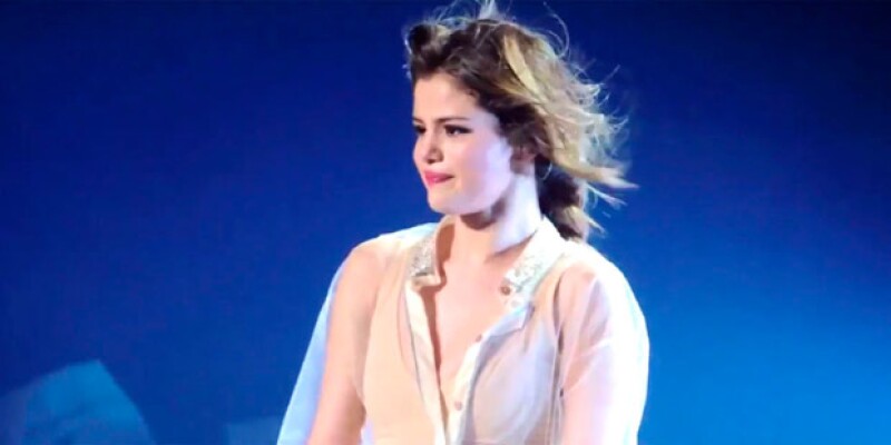 Selena no pudo evitar contener su emoción después de ver a sus fans coreando su canción.