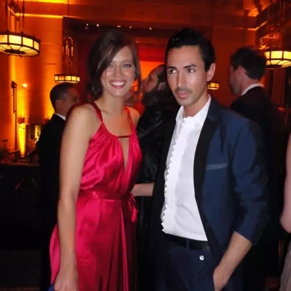 La modelo norteamericana Emiliy DiDonato acompañó al diseñador mexicano basado en Nueva York, Christian Cota.